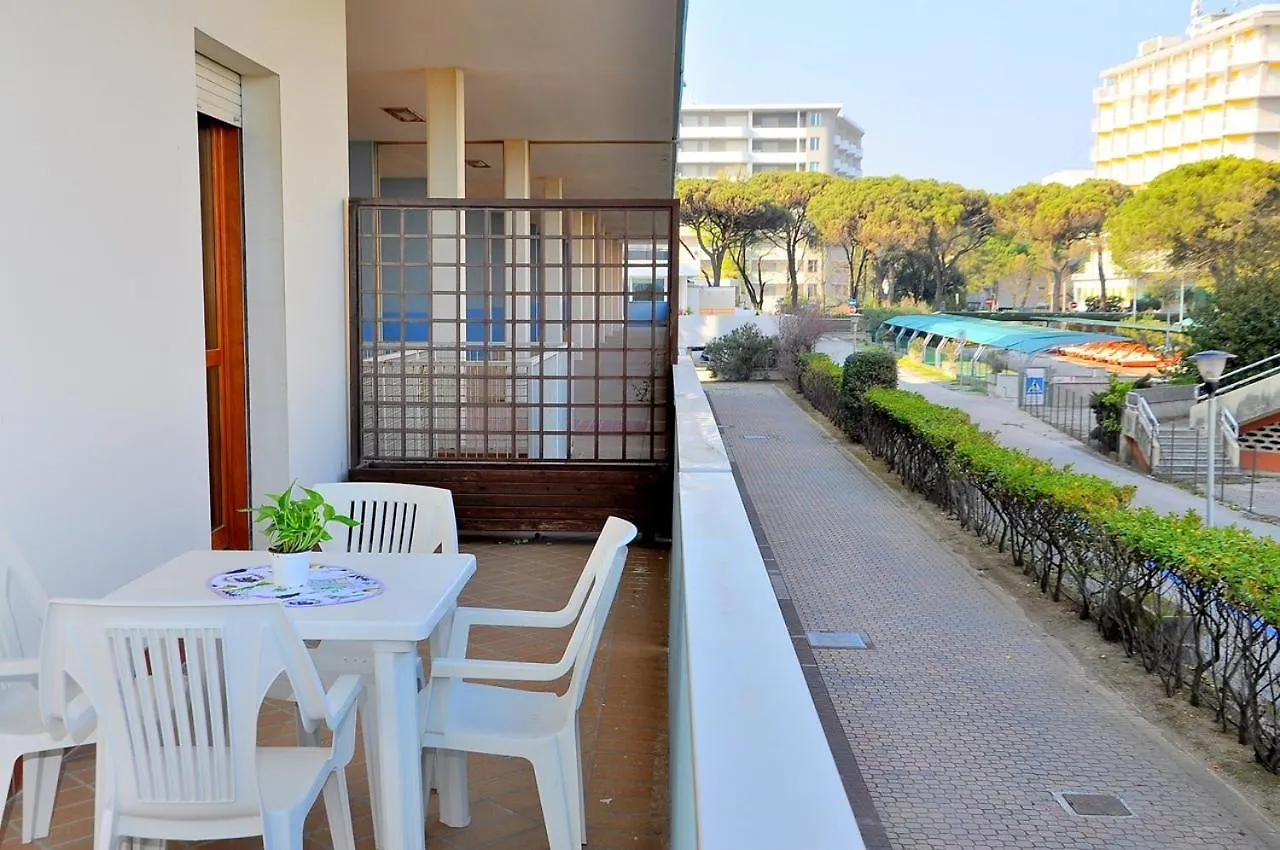 Lovely Flat With Sea View And Swimming Pool Bibione Italy