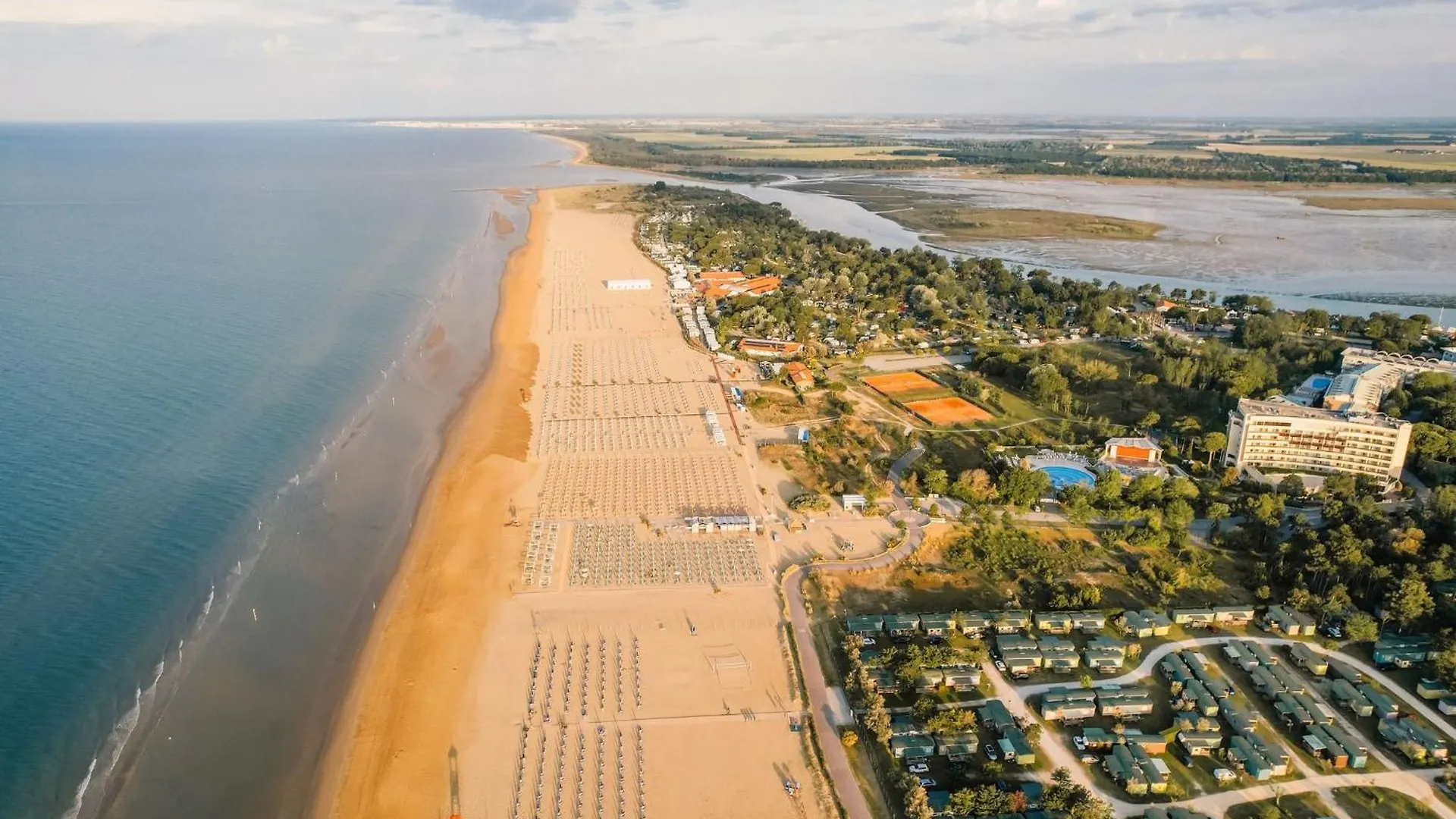 Lovely Flat With Sea View And Swimming Pool Bibione Italy